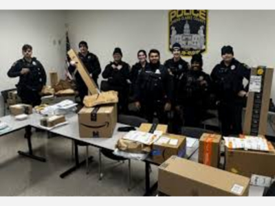 📦 Holiday Heroes: Athens Officers Deliver Abandoned Packages After Driver Quits Mid-Route